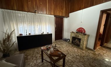 Casa 3 ambientes con COCHERA PATIO TERRAZA Y QUINCHO