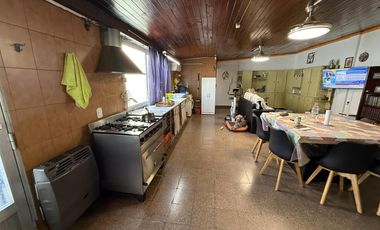 Casa 3 ambientes con COCHERA PATIO TERRAZA Y QUINCHO