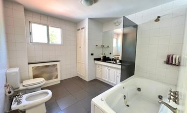 Casa 4 ambientes, cochera, dependencia, en venta en Martínez