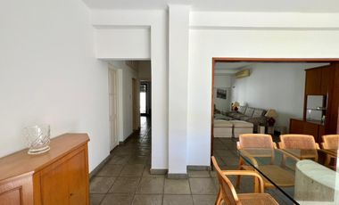 Casa 4 ambientes, cochera, dependencia, en venta en Martínez