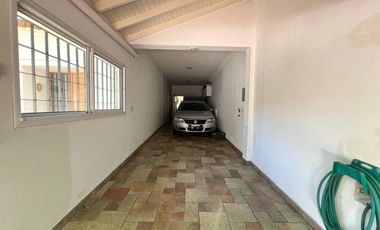 Casa 4 ambientes, cochera, dependencia, en venta en Martínez