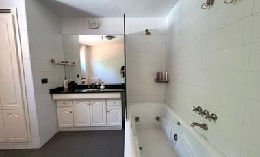 Casa 4 ambientes, cochera, dependencia, en venta en Martínez