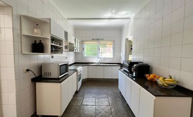 Casa 4 ambientes, cochera, dependencia, en venta en Martínez