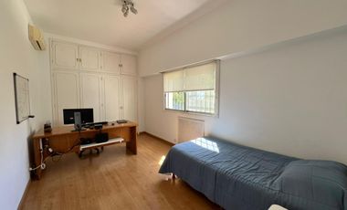 Casa 4 ambientes, cochera, dependencia, en venta en Martínez