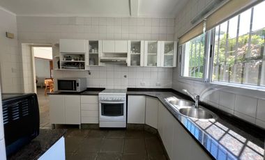 Casa 4 ambientes, cochera, dependencia, en venta en Martínez