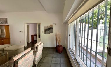 Casa 4 ambientes, cochera, dependencia, en venta en Martínez