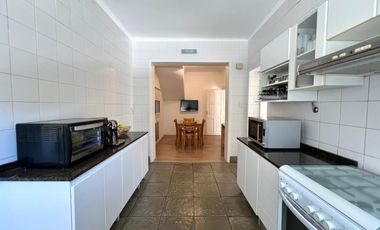 Casa 4 ambientes, cochera, dependencia, en venta en Martínez