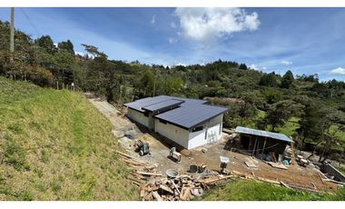 Venta de casa campestre independiente en construcción en la ceja