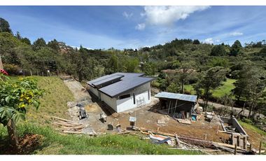 Venta de casa campestre independiente en construcción en la ceja
