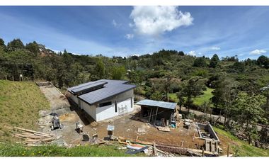 Venta de casa campestre independiente en construcción en la ceja