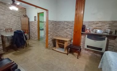 Alquiler PH en Remedios De Escalada 3 ambientes al Frente con entrada de auto.