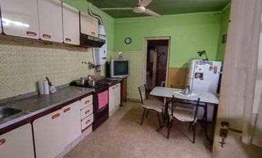 Alquiler PH en Remedios De Escalada 3 ambientes al Frente con entrada de auto.