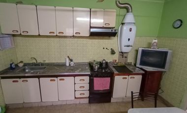 Alquiler PH en Remedios De Escalada 3 ambientes al Frente con entrada de auto.