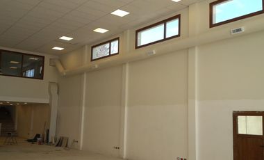 EXCELENTE LOCAL CON ESTACIONAMIENTO CENTOR BARILOCHE