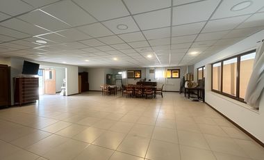 EXCELENTE LOCAL CON ESTACIONAMIENTO CENTOR BARILOCHE