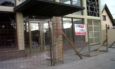 EXCELENTE LOCAL CON ESTACIONAMIENTO CENTOR BARILOCHE