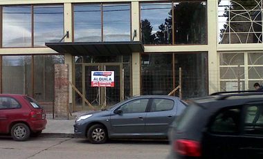 EXCELENTE LOCAL CON ESTACIONAMIENTO CENTOR BARILOCHE