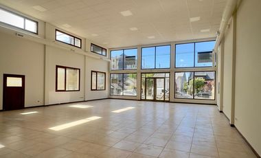 EXCELENTE LOCAL CON ESTACIONAMIENTO CENTOR BARILOCHE