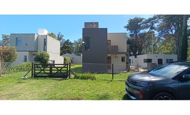 CASA MINIMALISTA 4 AMB ACANTILADOS FRENTE AL GOLF