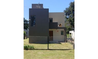 CASA MINIMALISTA 4 AMB ACANTILADOS FRENTE AL GOLF