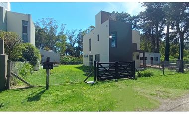 CASA MINIMALISTA 4 AMB ACANTILADOS FRENTE AL GOLF