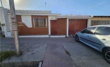 CASA · VENTA · LAS HERAS  · A 2 CUADRAS PLAZA · 3 DORMITORIOS