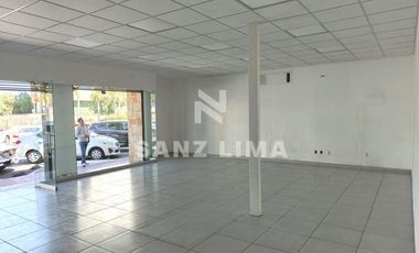 Town Plaza (zona Galerías Celaya): Amplio local comercial con estacionamiento