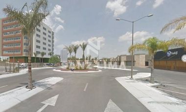 Town Plaza (zona Galerías Celaya): Amplio local comercial con estacionamiento