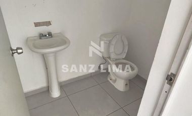 Town Plaza (zona Galerías Celaya): Amplio local comercial con estacionamiento