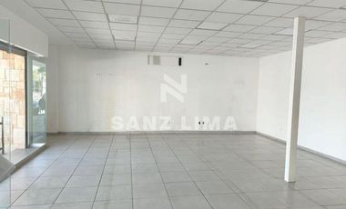 Town Plaza (zona Galerías Celaya): Amplio local comercial con estacionamiento