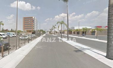 Town Plaza (zona Galerías Celaya): Amplio local comercial con estacionamiento