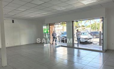 Town Plaza (zona Galerías Celaya): Amplio local comercial con estacionamiento