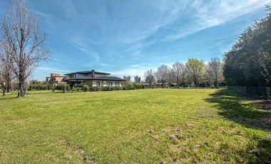 Terreno de 1.905m² en Country Cerrado Los Alamos, Ibarlucea