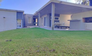 BARRIO DEPORTIVA 1 COSTA ESMERALDA ( Permuta)