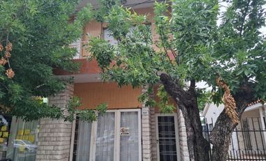 VENTA - Casa con local comercial, con cochera. Capitán Bermúdez, San Lorenzo.