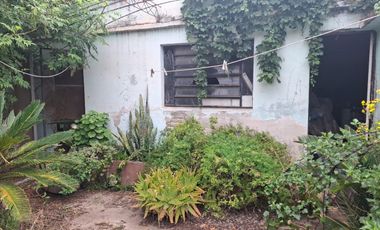 VENTA - Casa con local comercial, con cochera. Capitán Bermúdez, San Lorenzo.