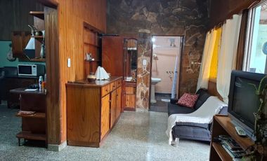 VENTA - Casa con local comercial, con cochera. Capitán Bermúdez, San Lorenzo.