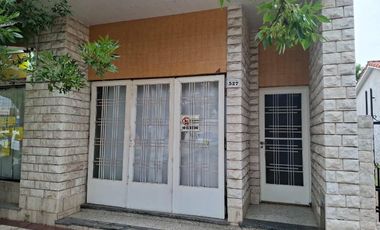 VENTA - Casa con local comercial, con cochera. Capitán Bermúdez, San Lorenzo.