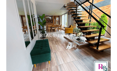 Casa esquinera en venta en exclusiva unidad cerrada.