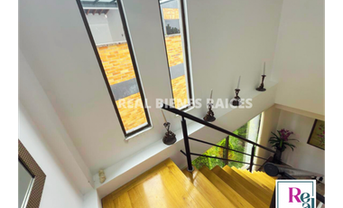 Casa esquinera en venta en exclusiva unidad cerrada.