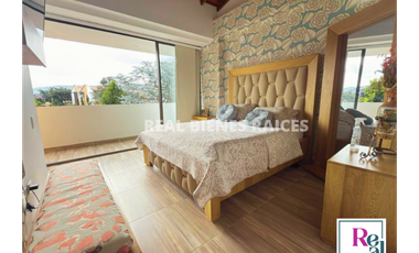 Casa esquinera en venta en exclusiva unidad cerrada.