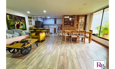 Casa esquinera en venta en exclusiva unidad cerrada.
