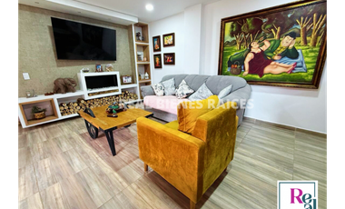 Casa esquinera en venta en exclusiva unidad cerrada.