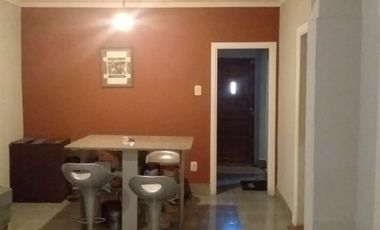 Casa tres ambientes con fondo y terraza a la venta en Wilde