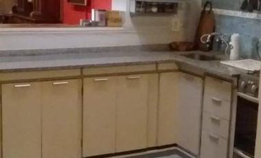 Casa tres ambientes con fondo y terraza a la venta en Wilde