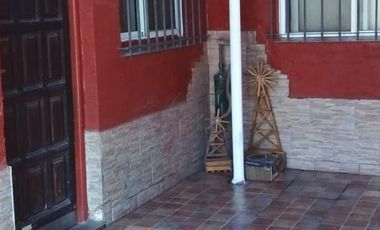 Casa tres ambientes con fondo y terraza a la venta en Wilde