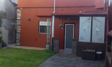 Casa tres ambientes con fondo y terraza a la venta en Wilde