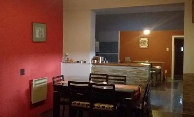 Casa tres ambientes con fondo y terraza a la venta en Wilde