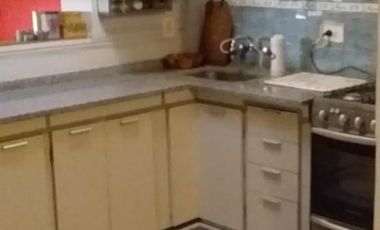 Casa tres ambientes con fondo y terraza a la venta en Wilde