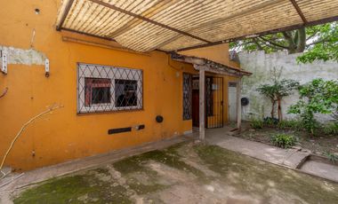 Casa de 2 ambientes con patio en Venta en Saavedra
